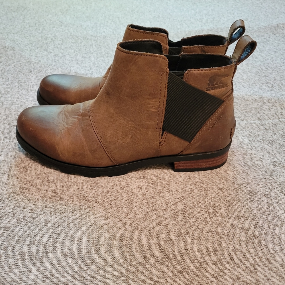 Sorel waterproof distressed leather Chelsea boot size 9.5